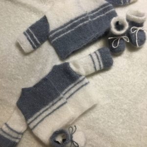 Tricot main sur mesure Mohair et soie brassiere chaussons bebe